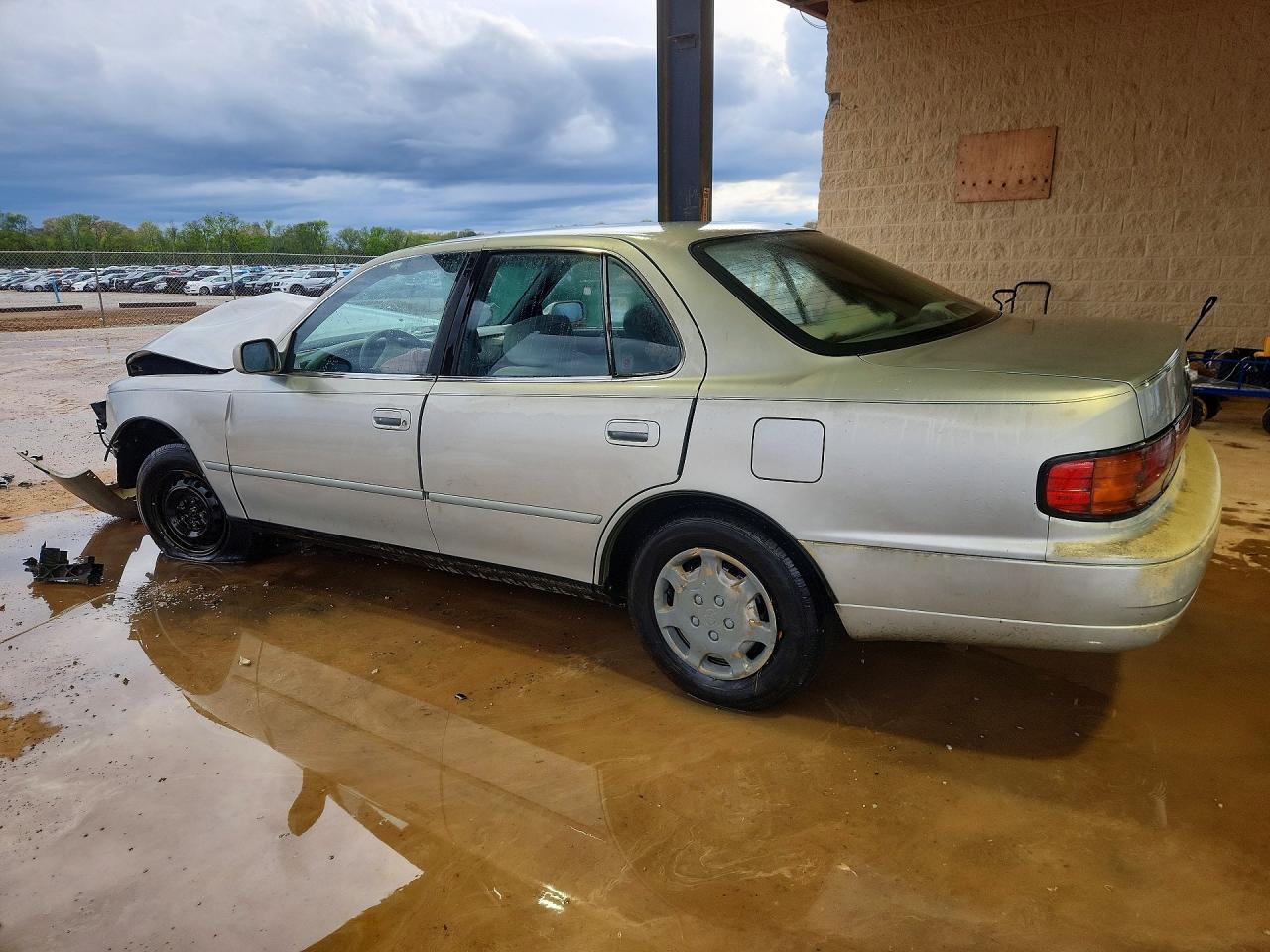 1994 TOYOTA CAMRY LE photo 3