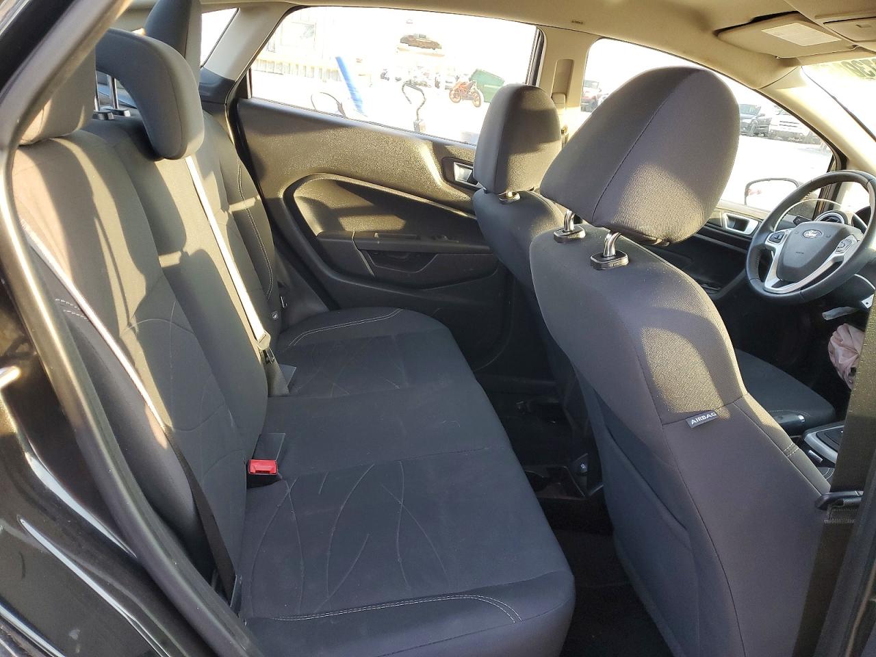 2015 FORD FIESTA SE photo 19