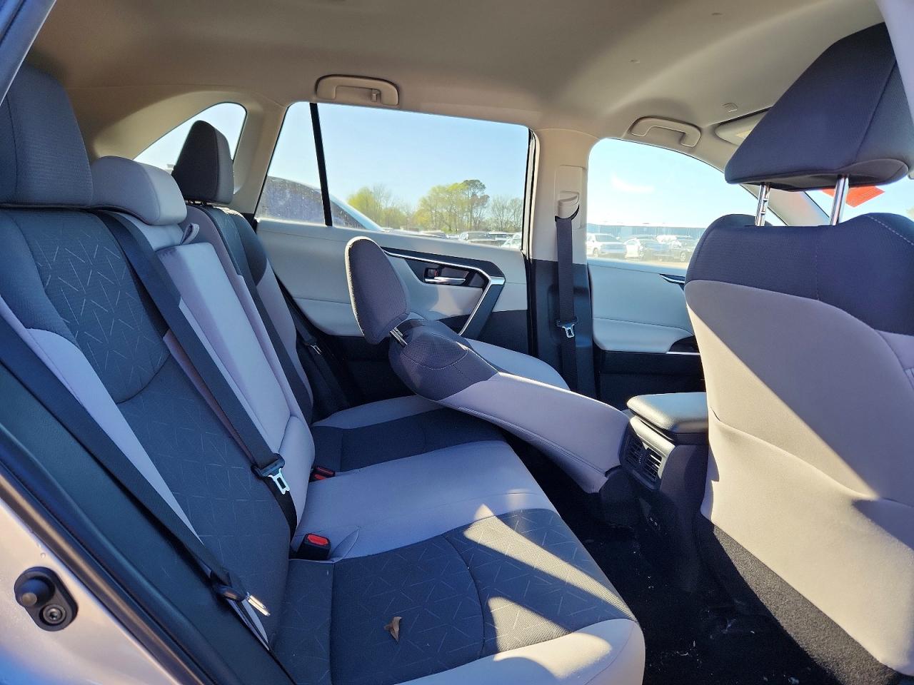 2025 TOYOTA RAV4 XLE photo 11