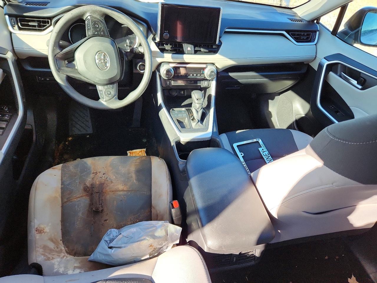 2025 TOYOTA RAV4 XLE photo 8