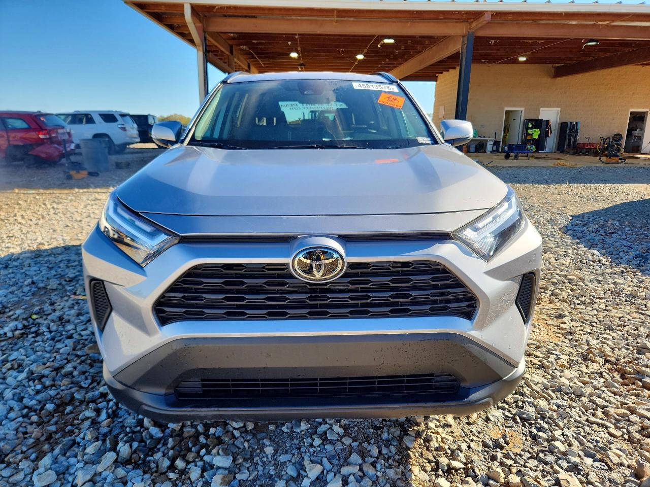 2025 TOYOTA RAV4 XLE photo 5