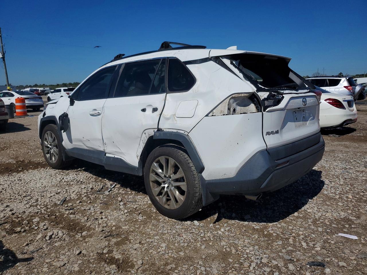 2019 TOYOTA RAV4 XLE PREMIUM photo 3