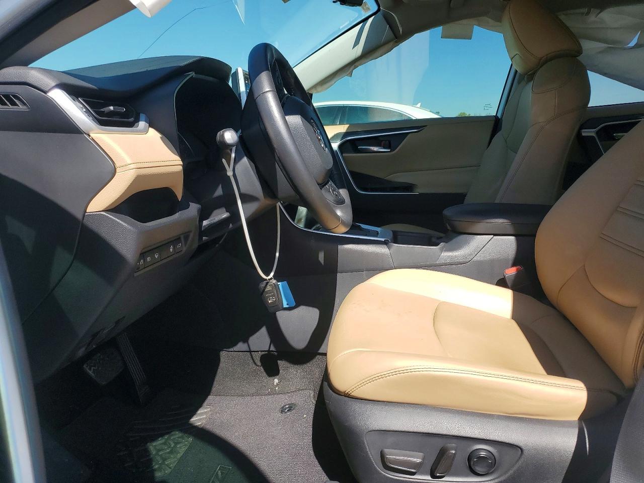 2019 TOYOTA RAV4 XLE PREMIUM photo 13