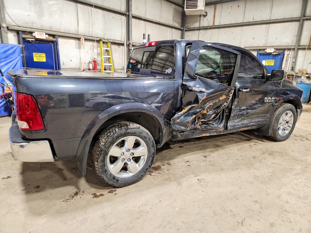 2015 RAM 1500 SLT photo 3