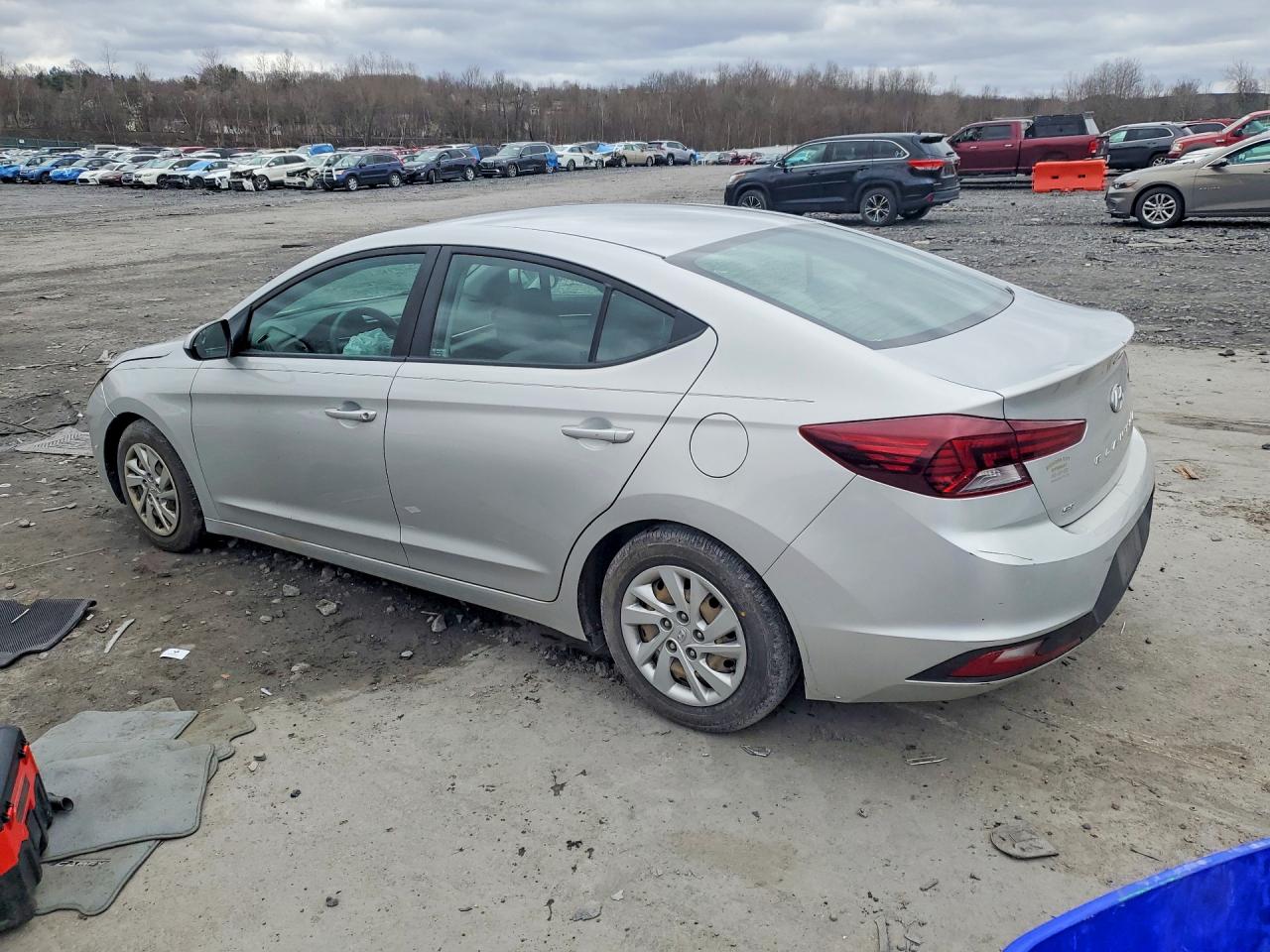 2019 HYUNDAI ELANTRA SE photo 4