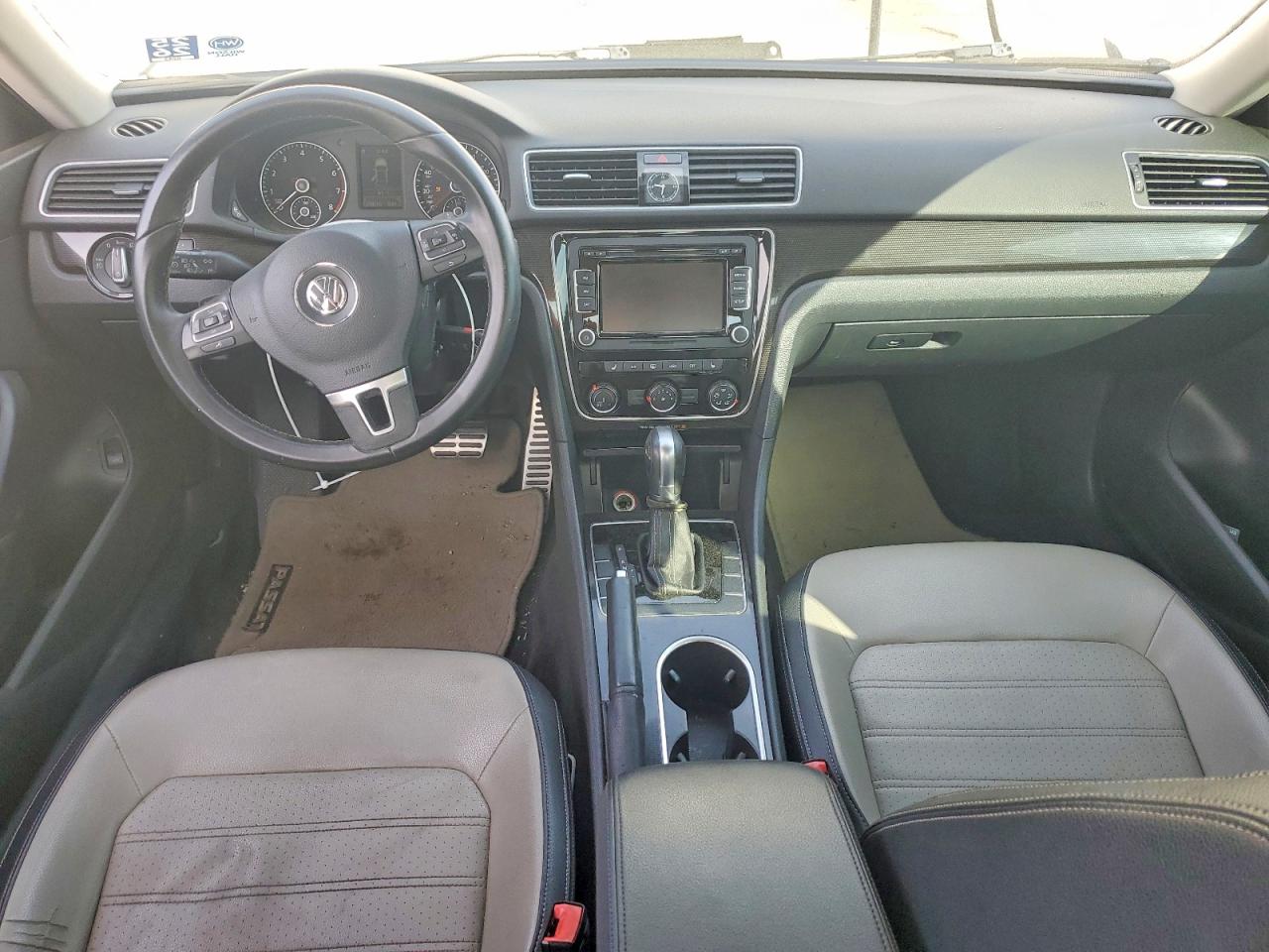 2015 VOLKSWAGEN PASSAT SE photo 8