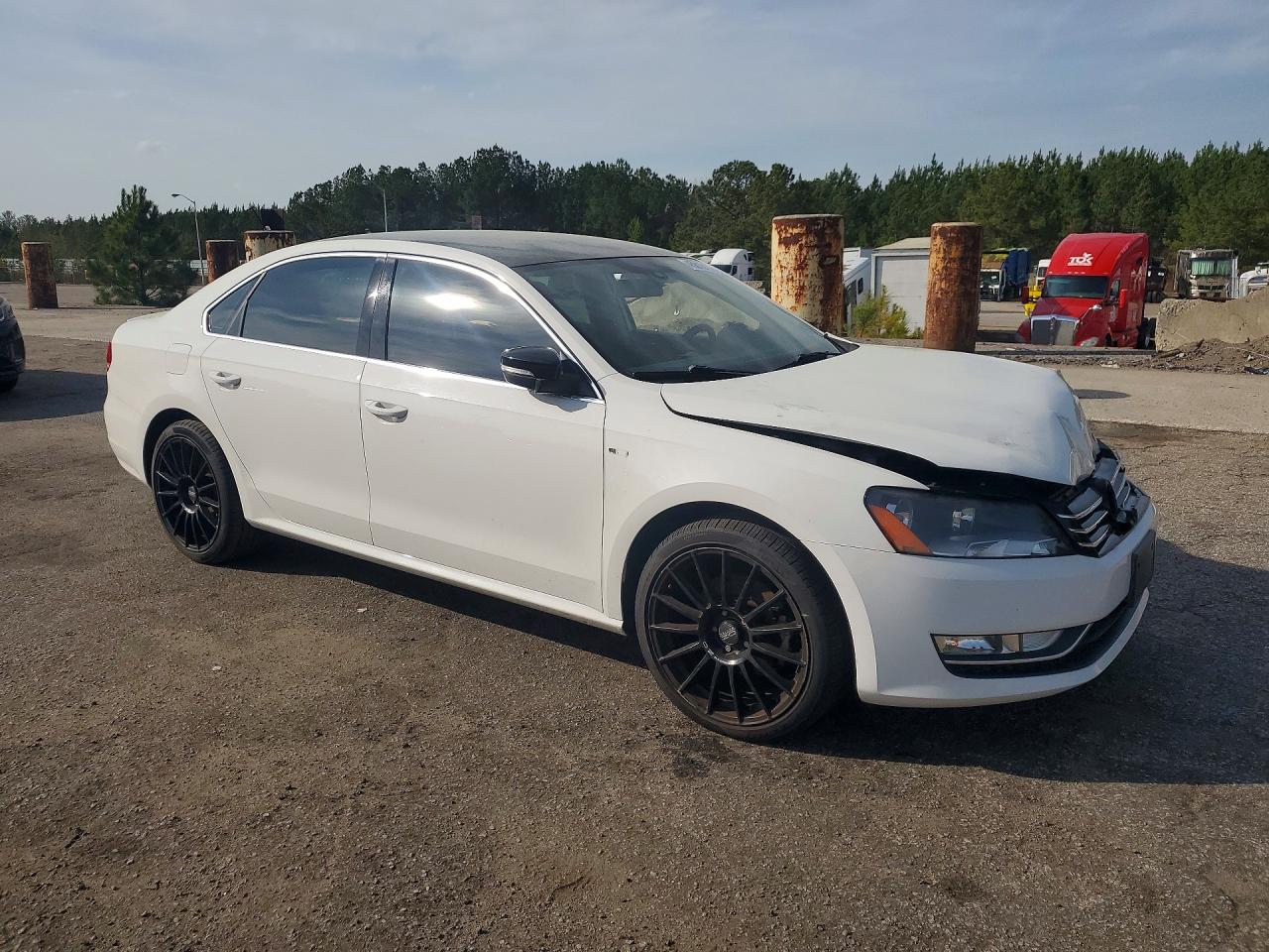 2015 VOLKSWAGEN PASSAT SE photo 4