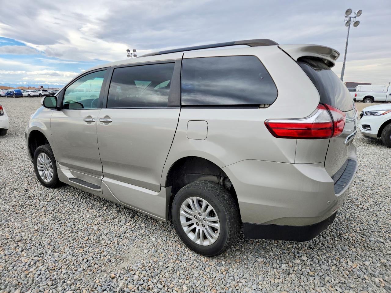 2016 TOYOTA SIENNA LIMITED PREMIUM 7-PASSENGER photo 4