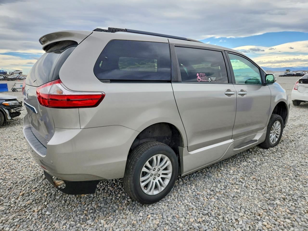 2016 TOYOTA SIENNA LIMITED PREMIUM 7-PASSENGER photo 7