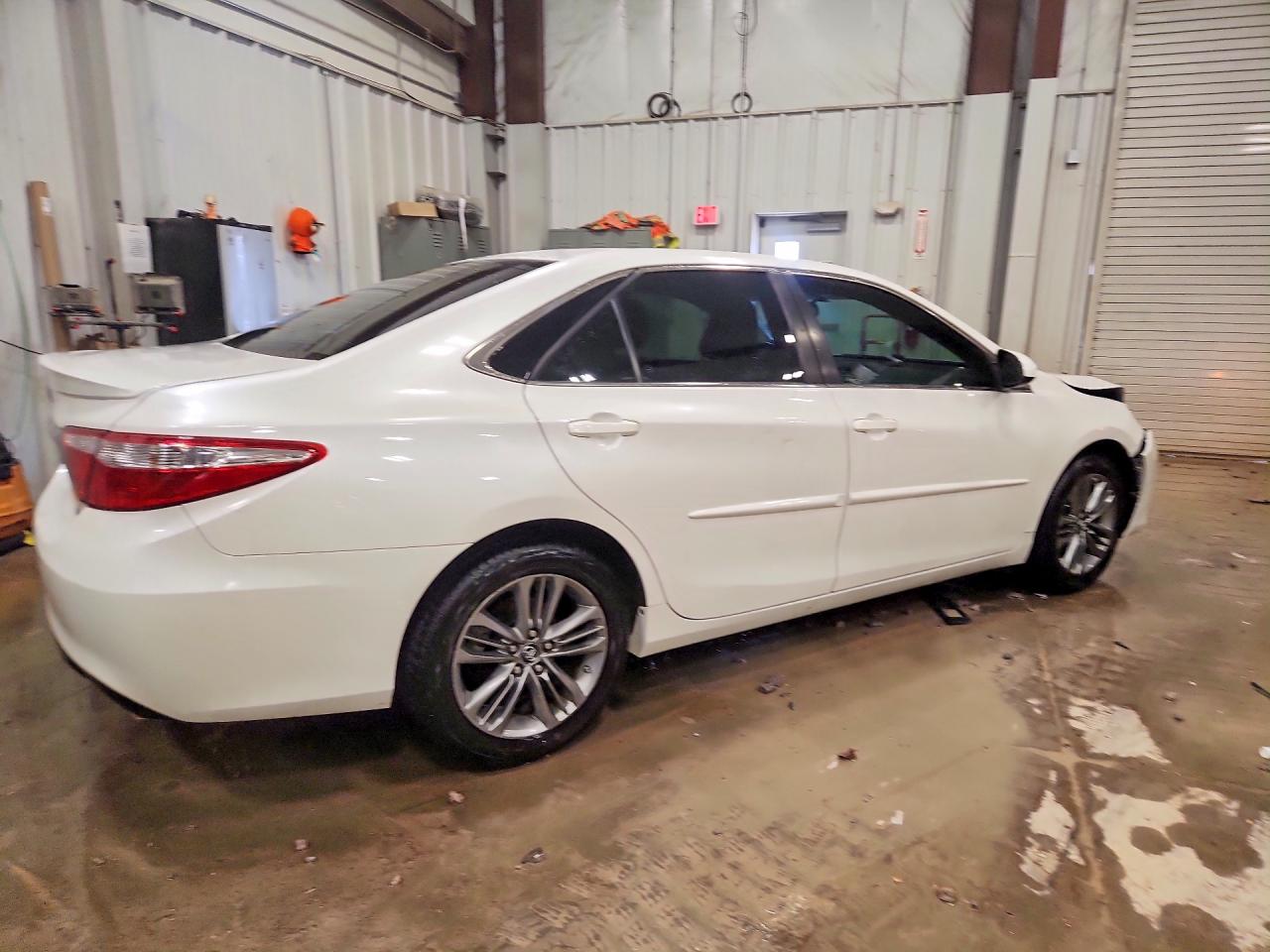 2017 TOYOTA CAMRY SE photo 3