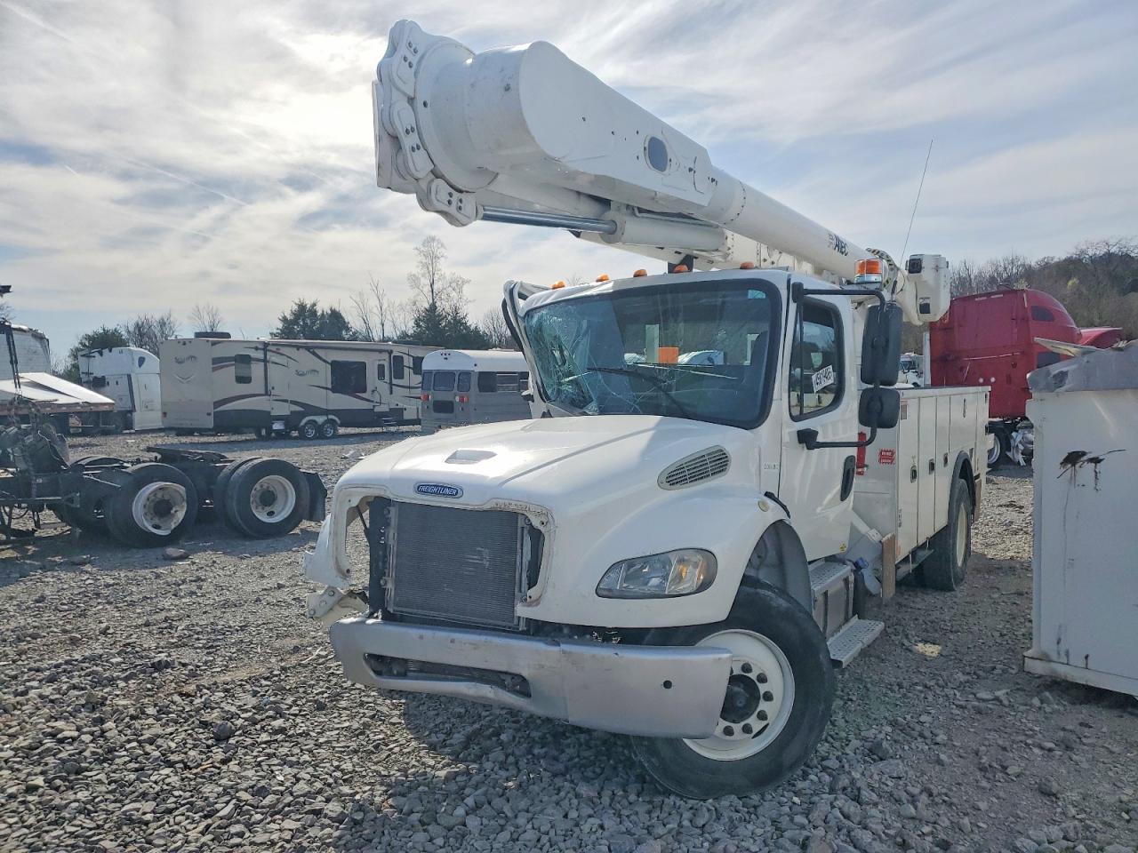 2018 FREIGHTLINER BUSINESS CLASS M2 BUCKET TRUCK photo 2
