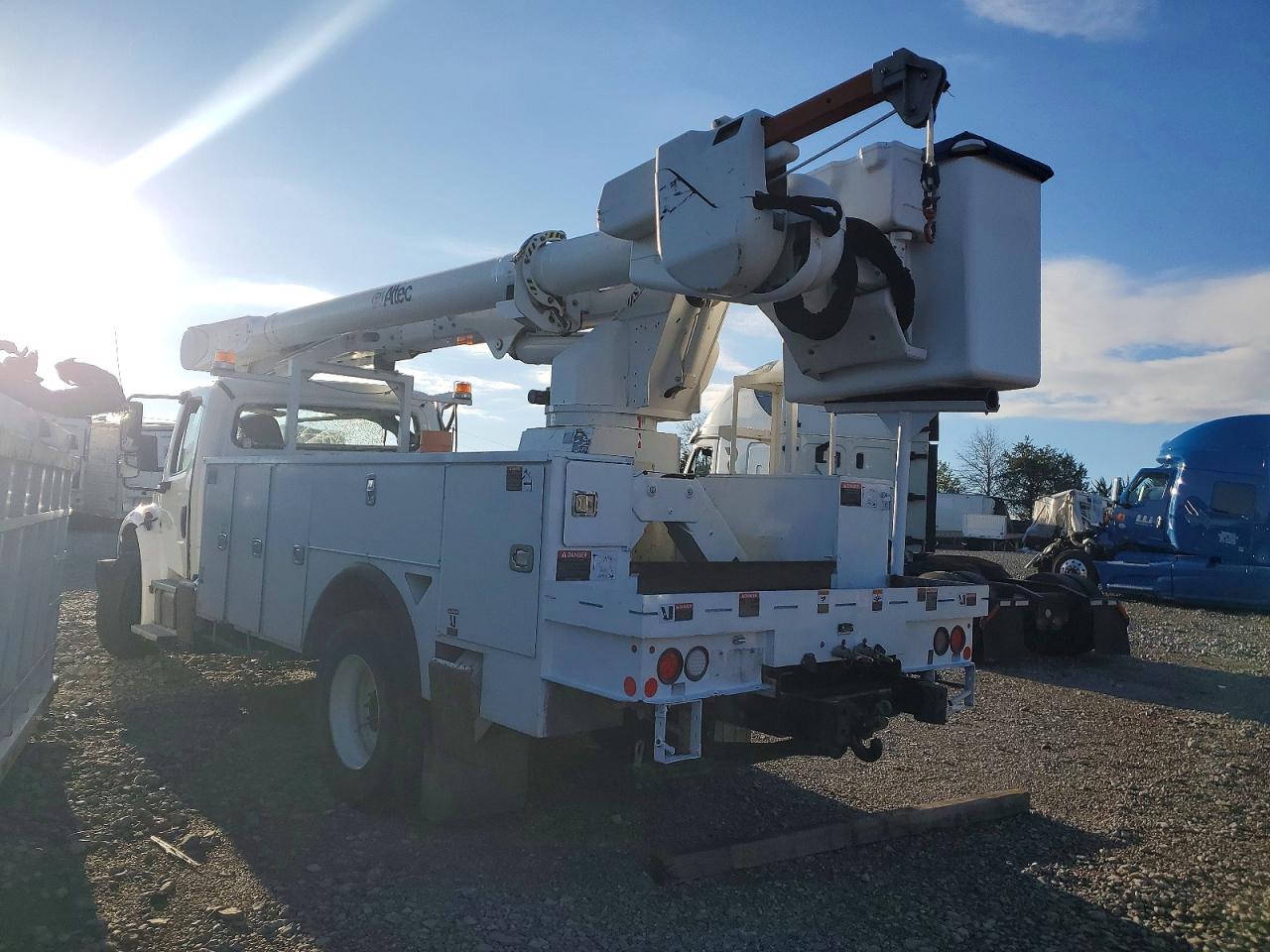 2018 FREIGHTLINER BUSINESS CLASS M2 BUCKET TRUCK photo 3