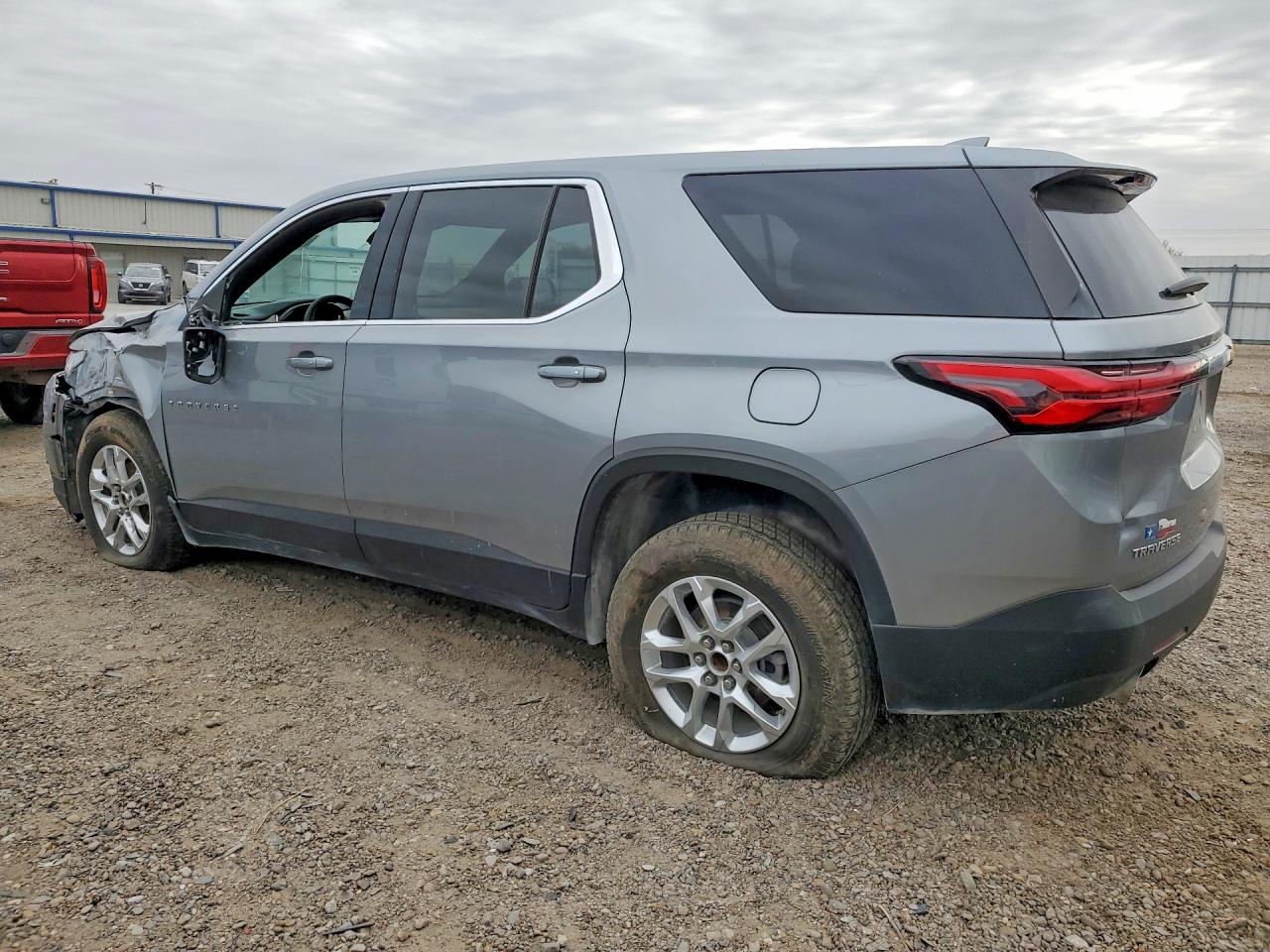 2023 CHEVROLET TRAVERSE LS photo 4