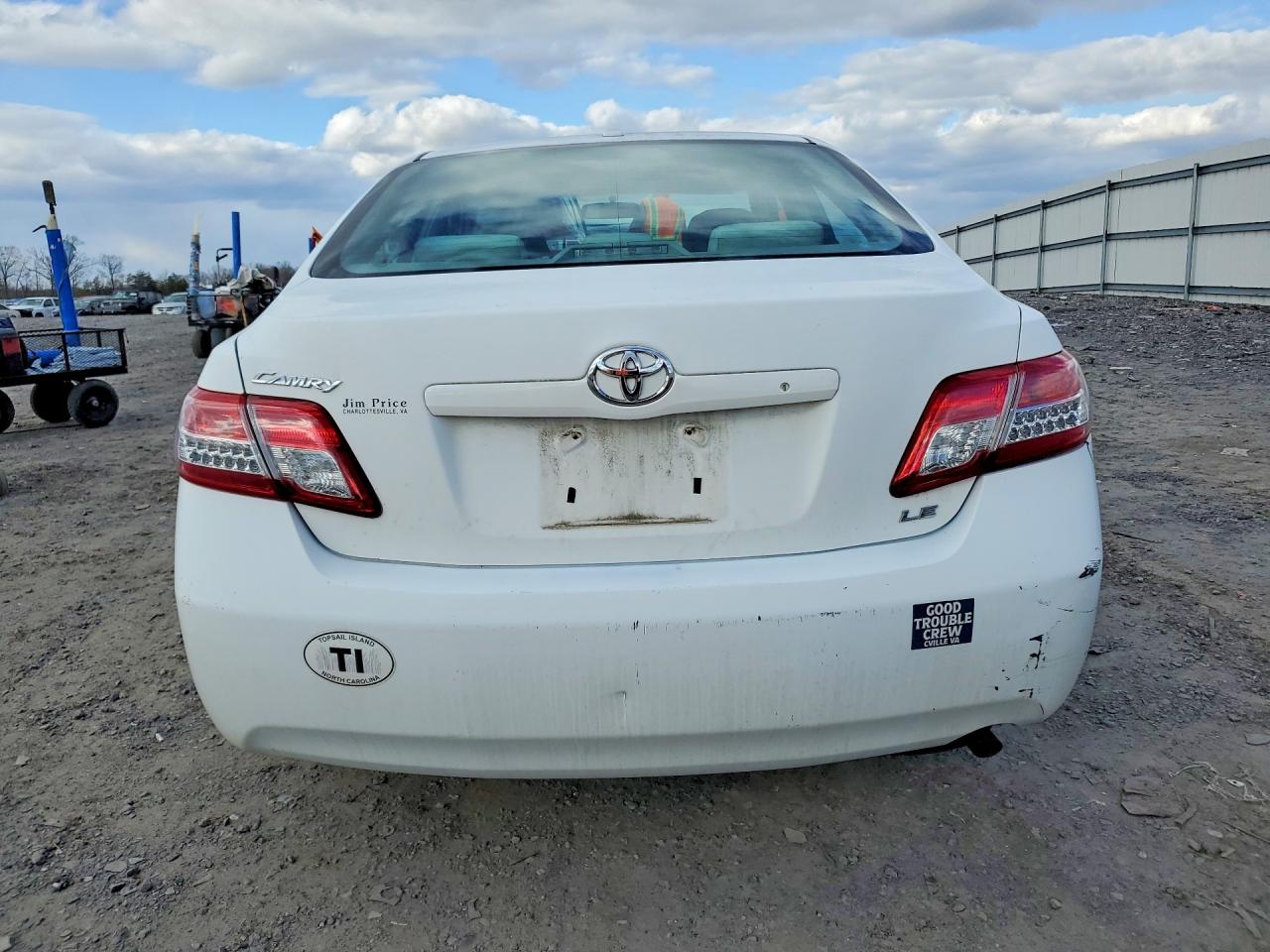 2011 TOYOTA CAMRY LE photo 6