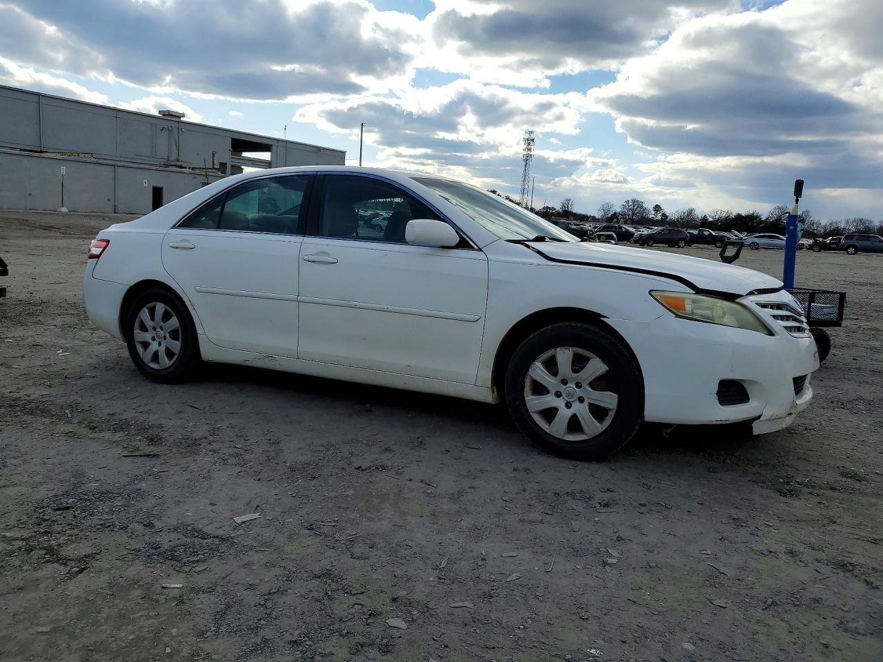 2011 TOYOTA CAMRY LE photo 4