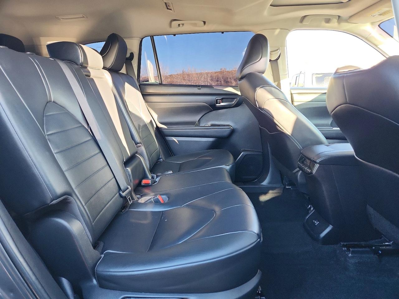 2023 TOYOTA HIGHLANDER XLE photo 11
