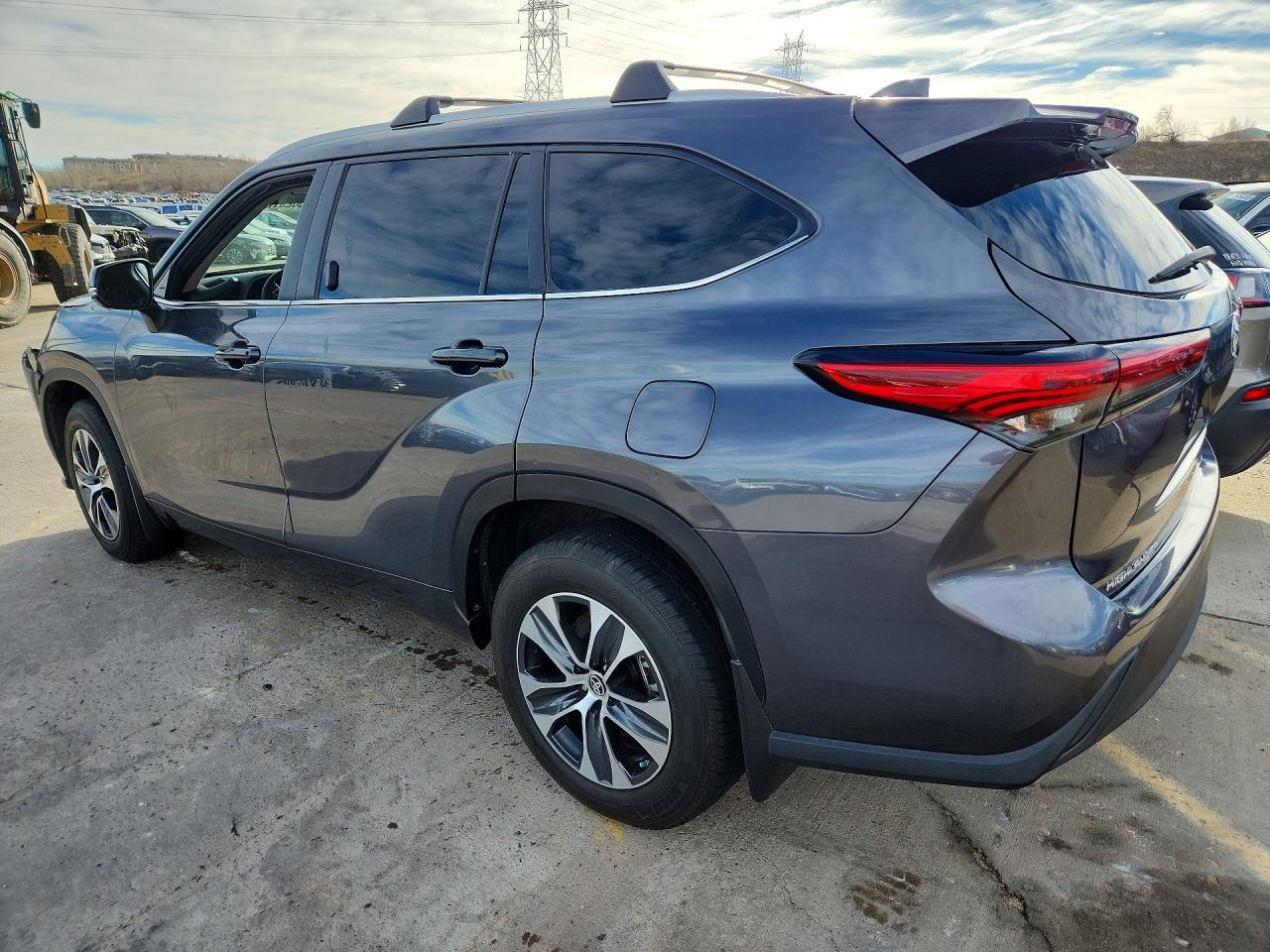 2023 TOYOTA HIGHLANDER XLE photo 2