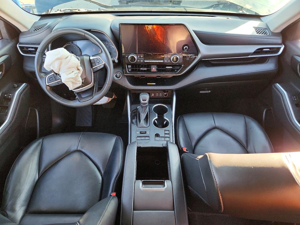 2023 TOYOTA HIGHLANDER XLE photo 8