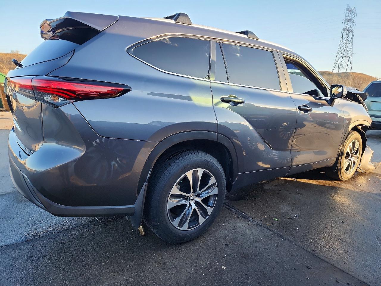 2023 TOYOTA HIGHLANDER XLE photo 3