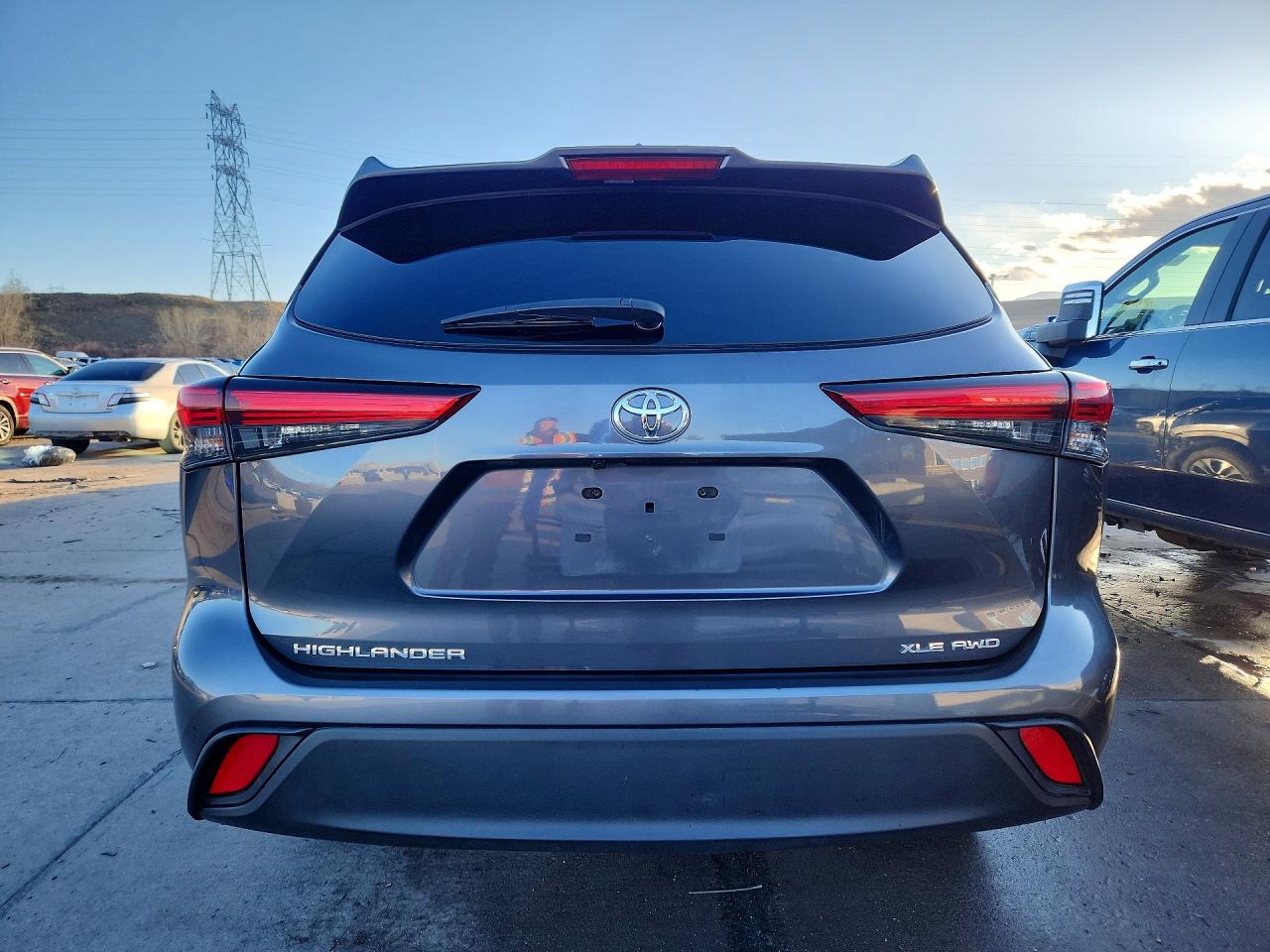 2023 TOYOTA HIGHLANDER XLE photo 6