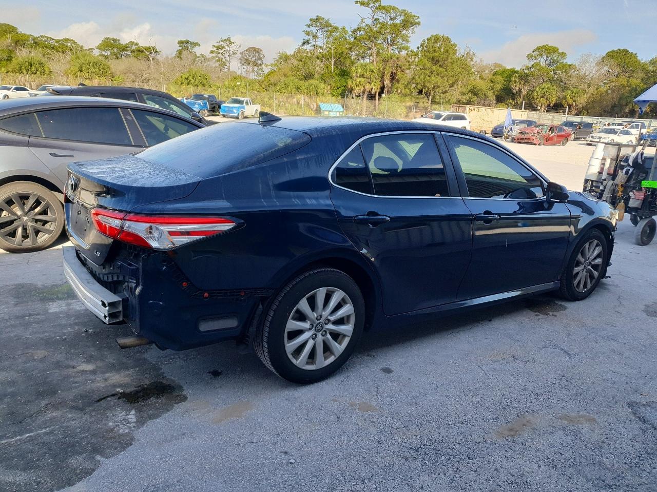 2019 TOYOTA CAMRY LE photo 3