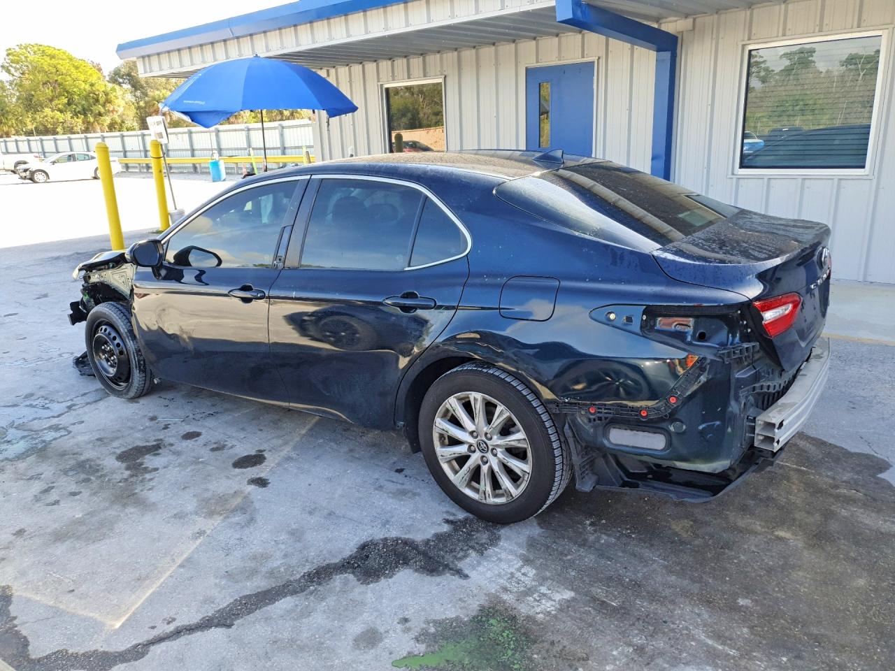 2019 TOYOTA CAMRY LE photo 2