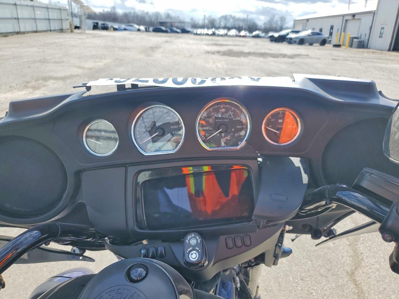 2025 HARLEY-DAVIDSON FLHTCUTG photo 7