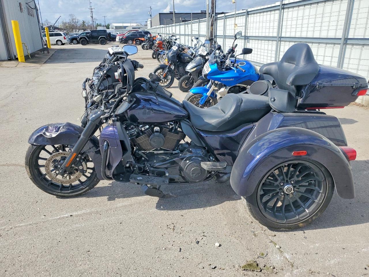 2025 HARLEY-DAVIDSON FLHTCUTG photo 3