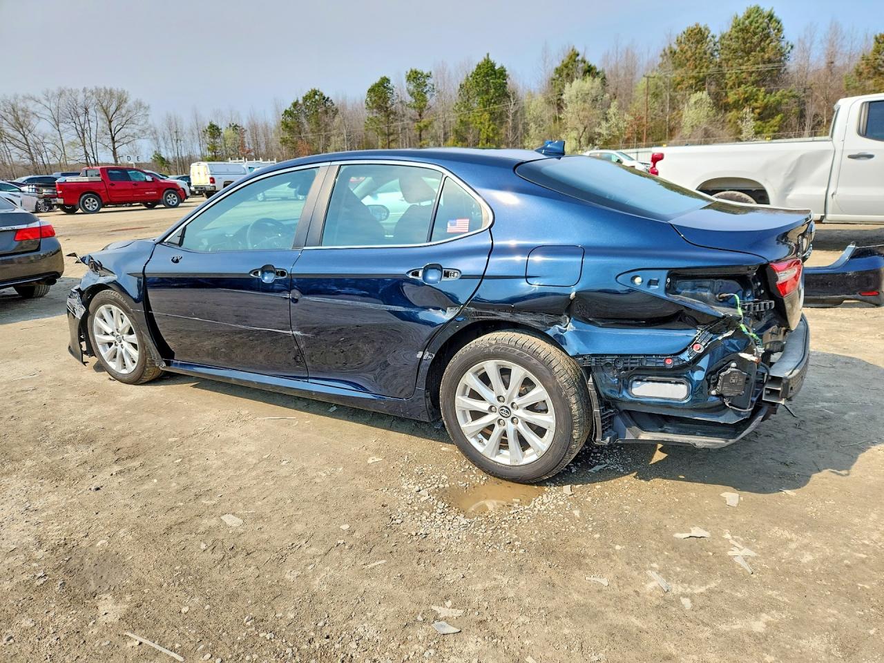 2019 TOYOTA CAMRY LE photo 2