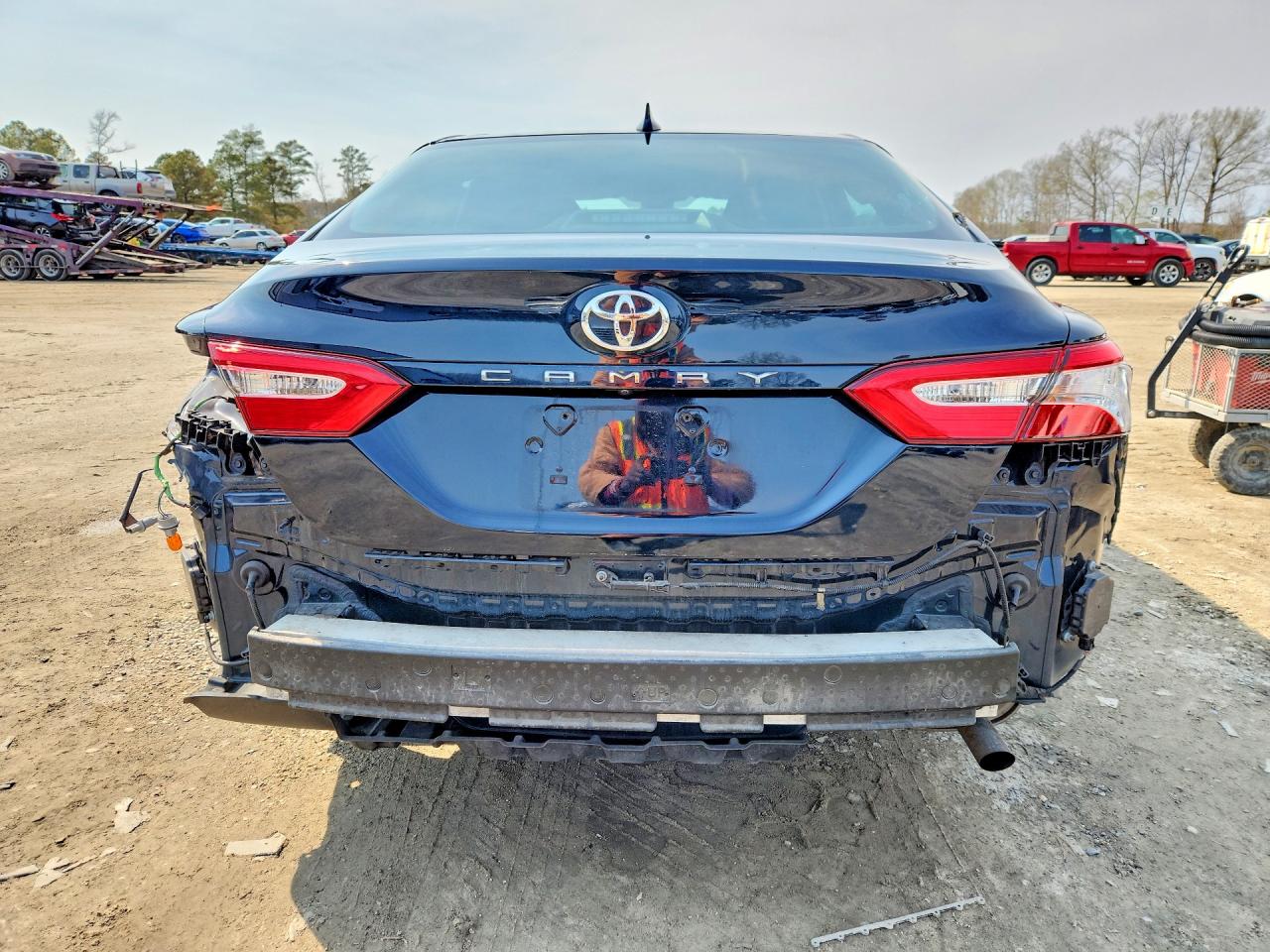 2019 TOYOTA CAMRY LE photo 6