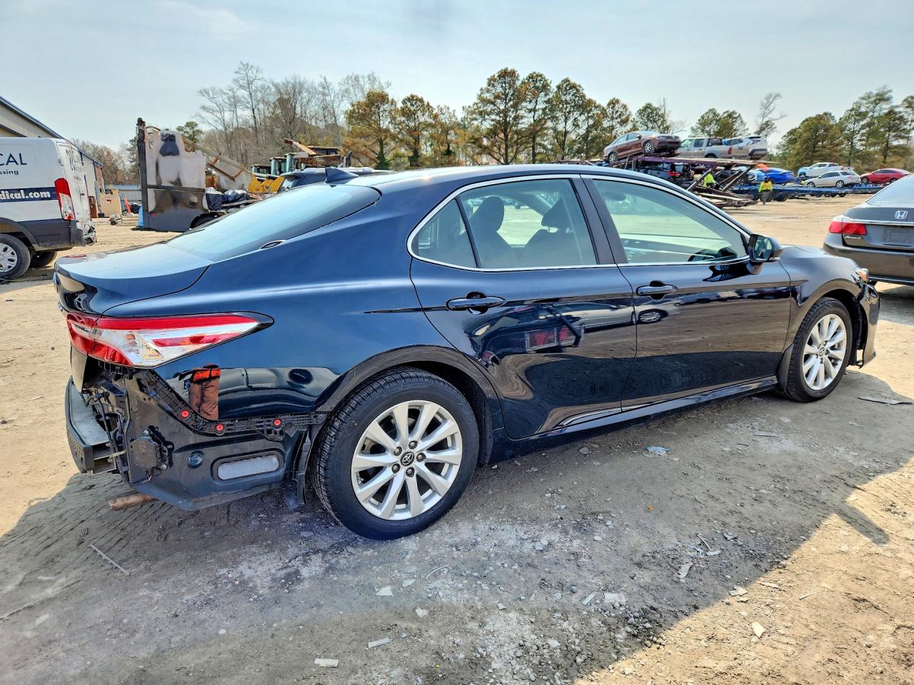 2019 TOYOTA CAMRY LE photo 3