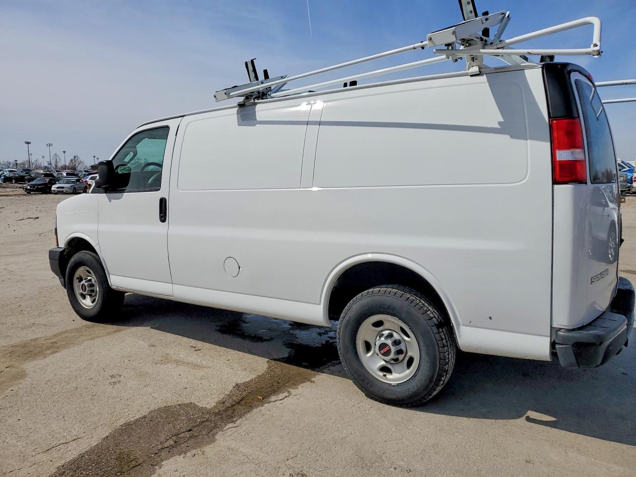 2023 GMC SAVANA G2500 photo 3