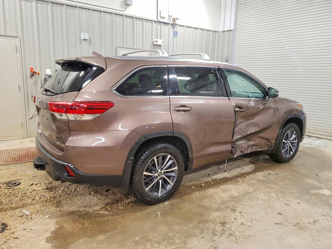 2017 TOYOTA HIGHLANDER XLE photo 3