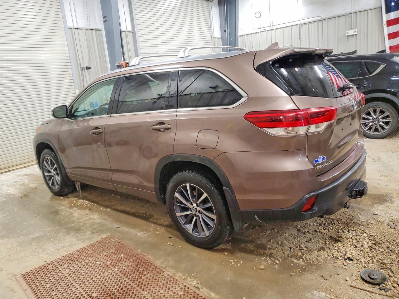 2017 TOYOTA HIGHLANDER XLE photo 2