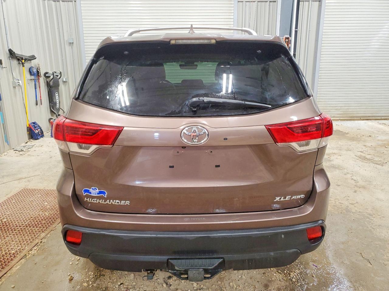 2017 TOYOTA HIGHLANDER XLE photo 6