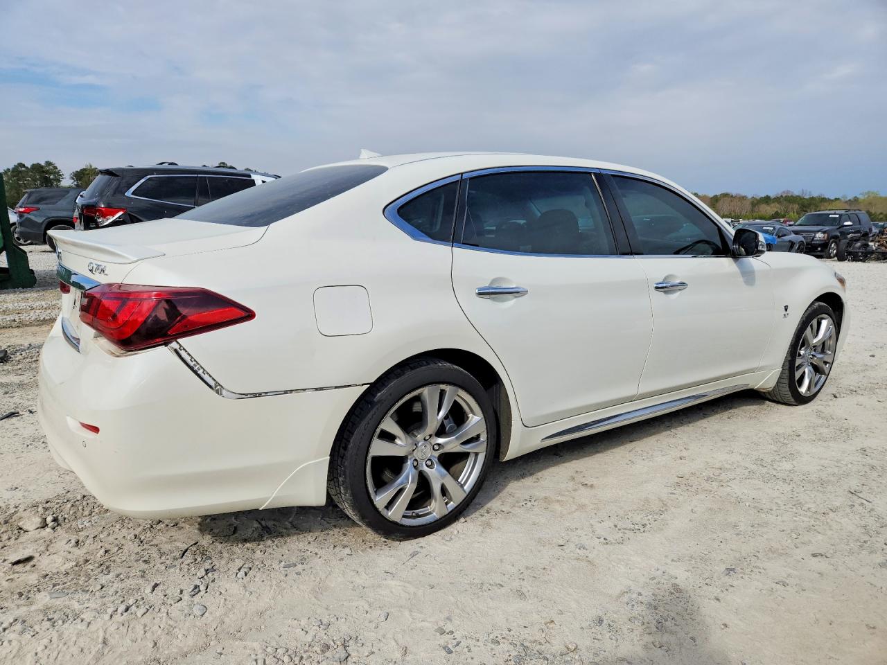 2018 INFINITI Q70L 3.7 LUXE photo 3