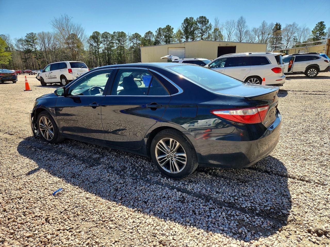 2016 TOYOTA CAMRY SE photo 3