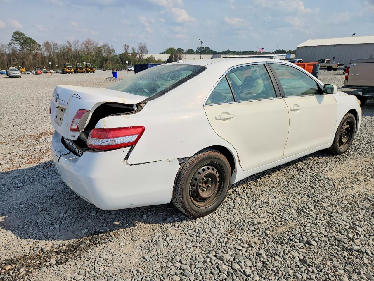 2011 TOYOTA CAMRY photo 3
