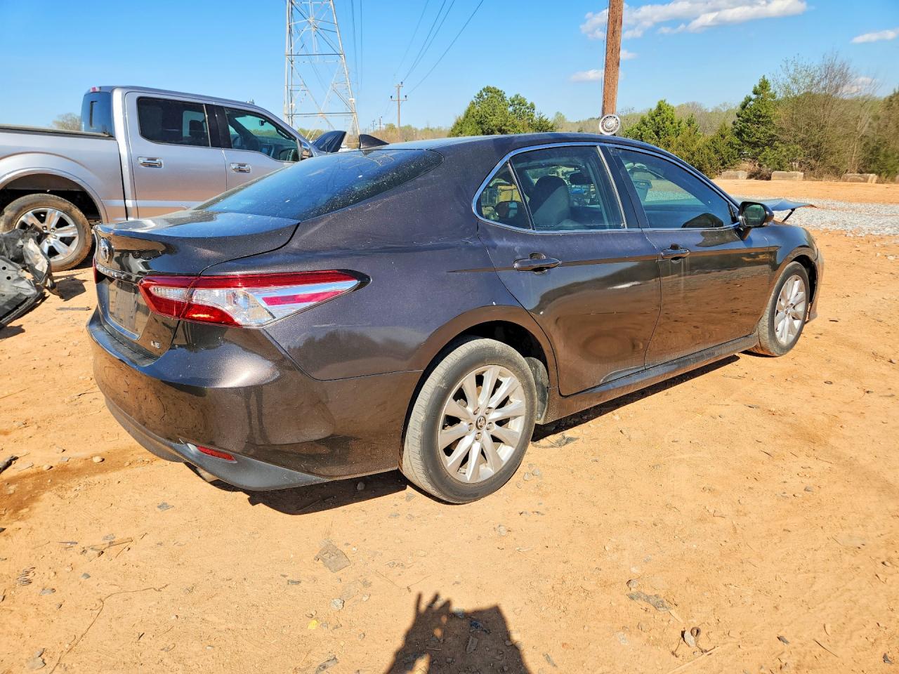 2019 TOYOTA CAMRY LE photo 3