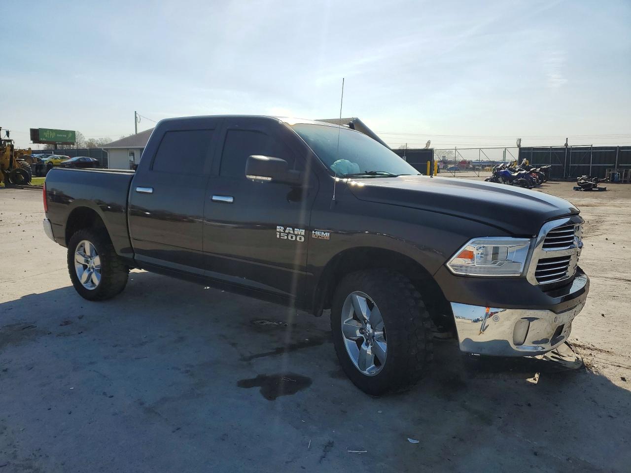 2017 RAM 1500 SLT photo 4