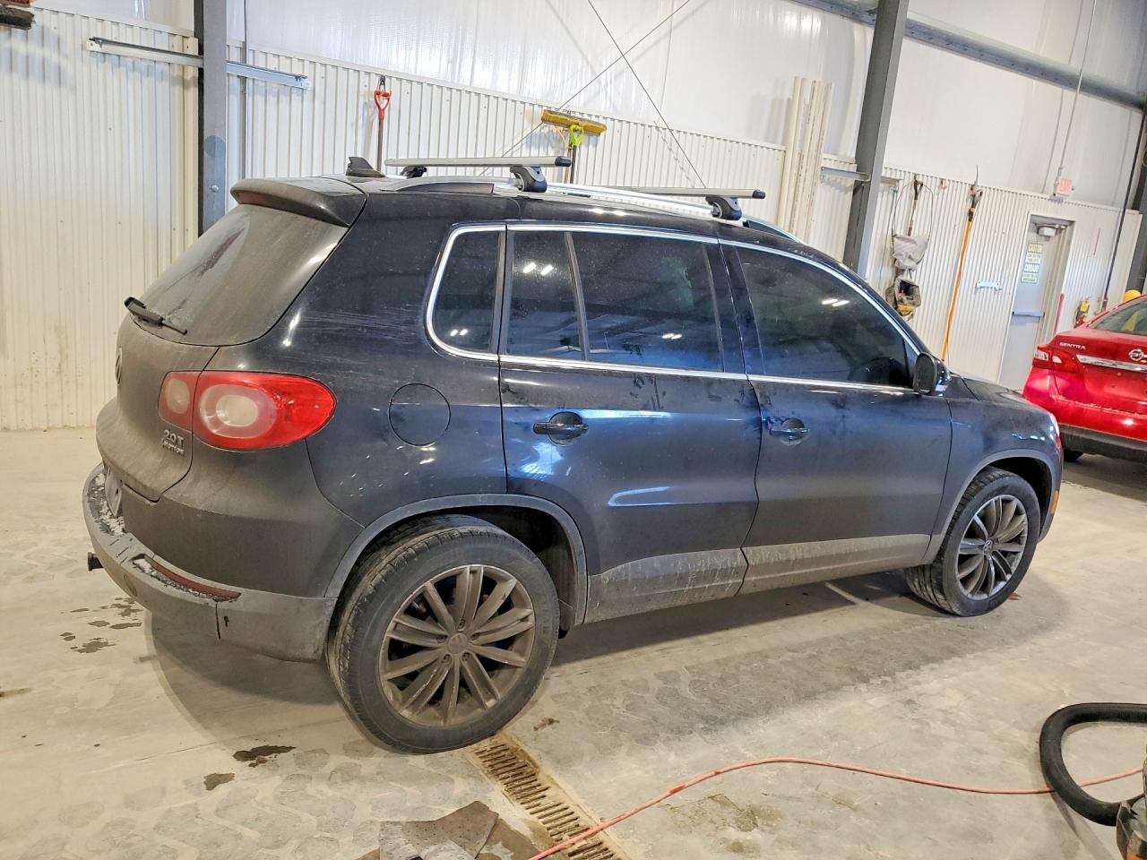 2011 VOLKSWAGEN TIGUAN S photo 3
