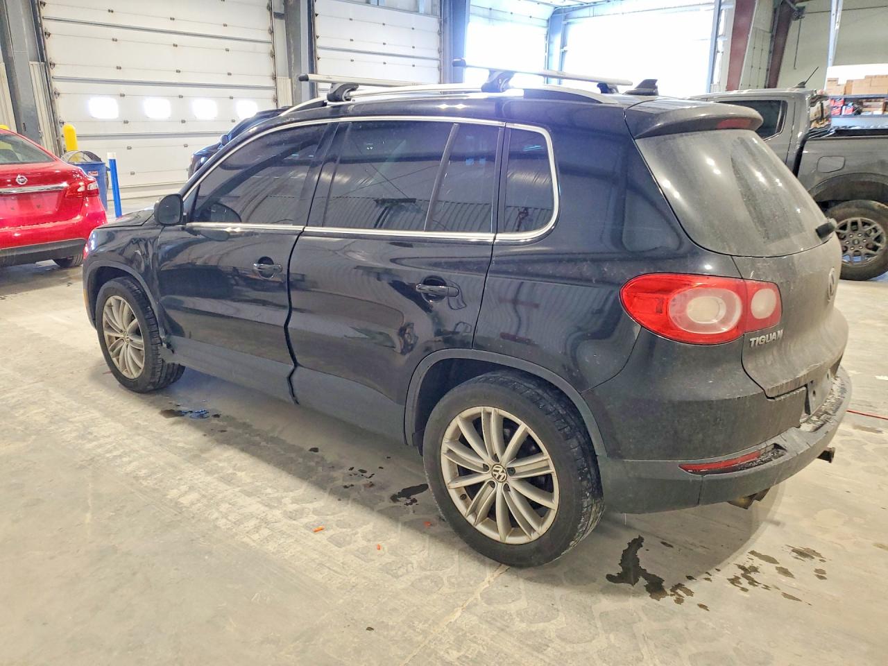 2011 VOLKSWAGEN TIGUAN S photo 2