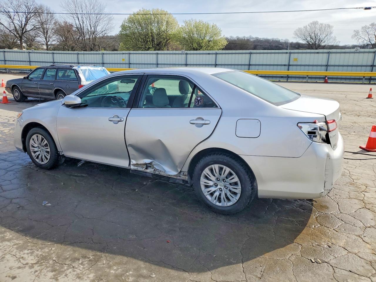 2012 TOYOTA CAMRY LE photo 3