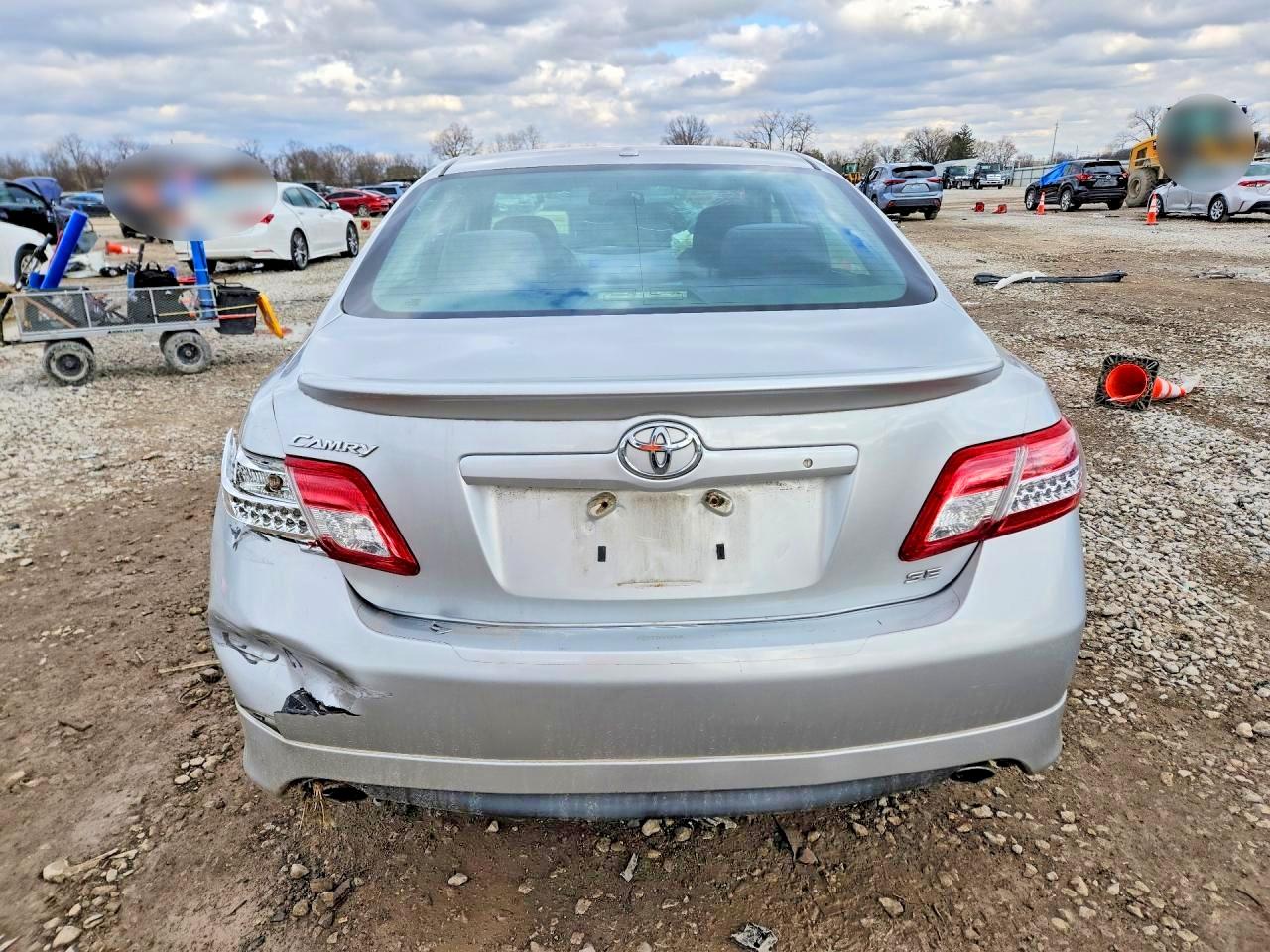 2011 TOYOTA CAMRY SE photo 11