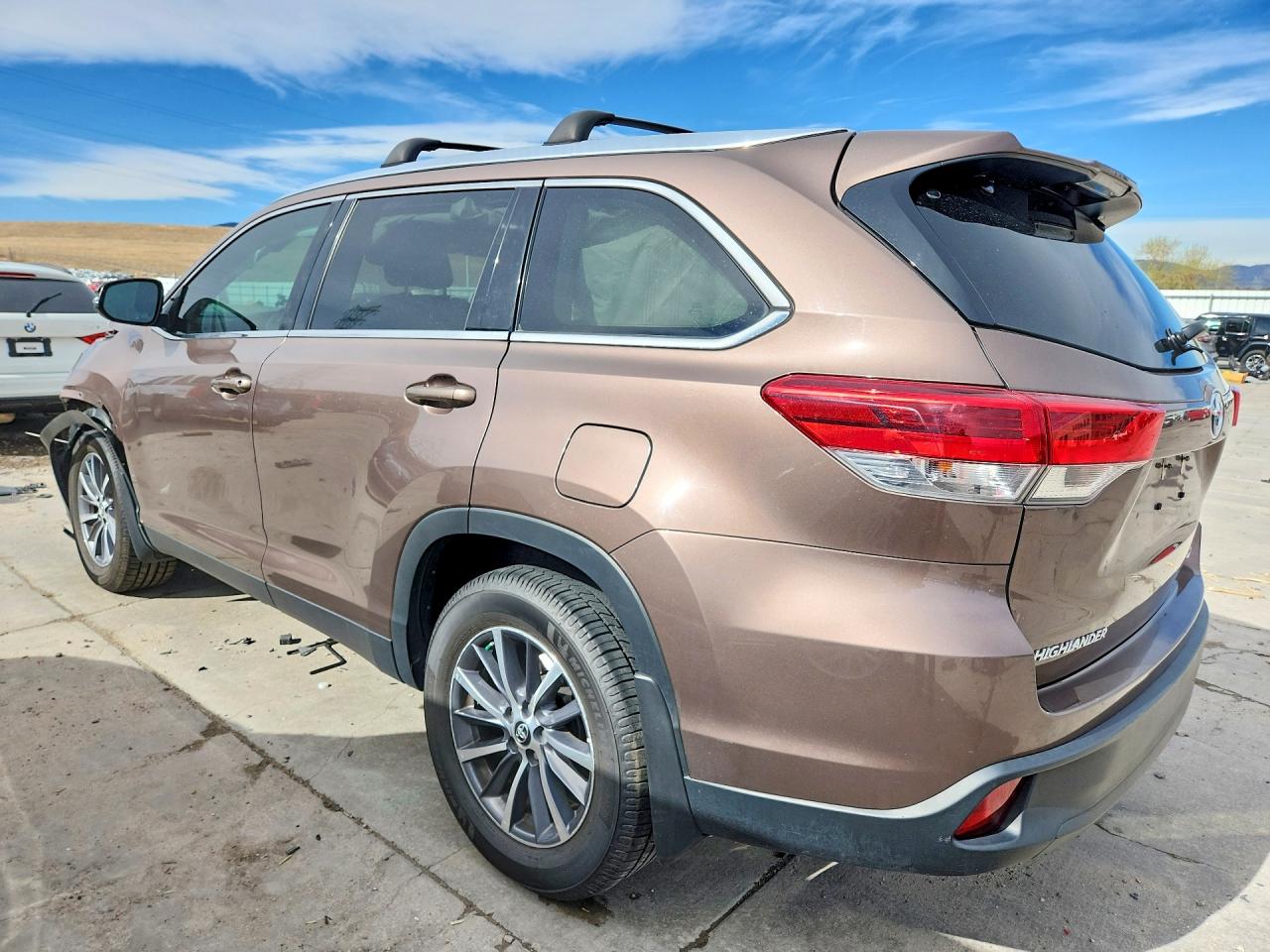 2019 TOYOTA HIGHLANDER XLE photo 2