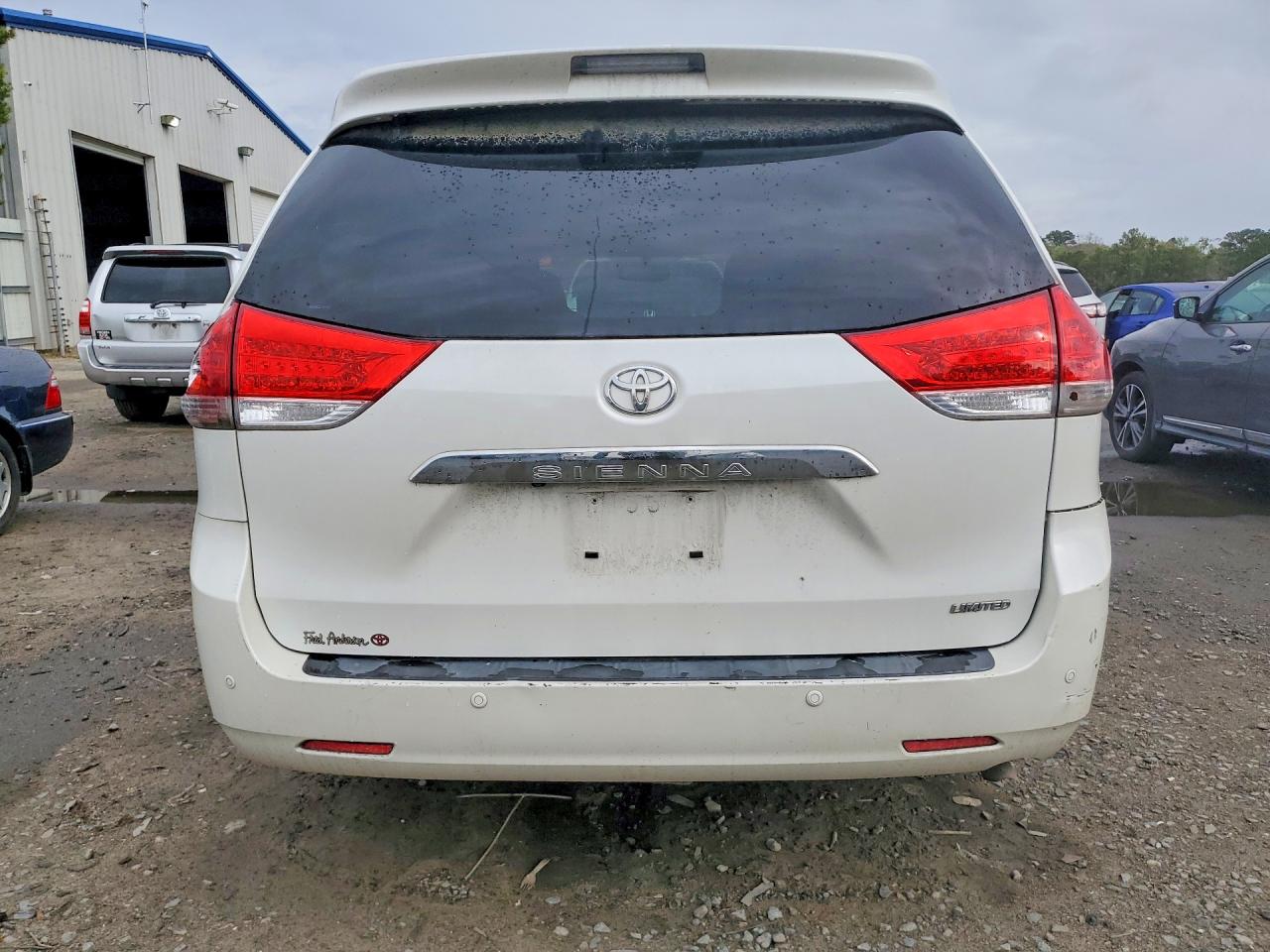 2014 TOYOTA SIENNA LIMITED 7-PASSENGER photo 16