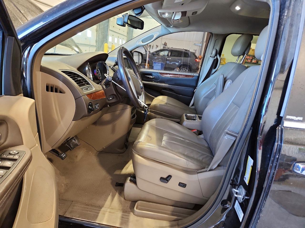 2011 CHRYSLER TOWN & COUNTRY TOURING L photo 13