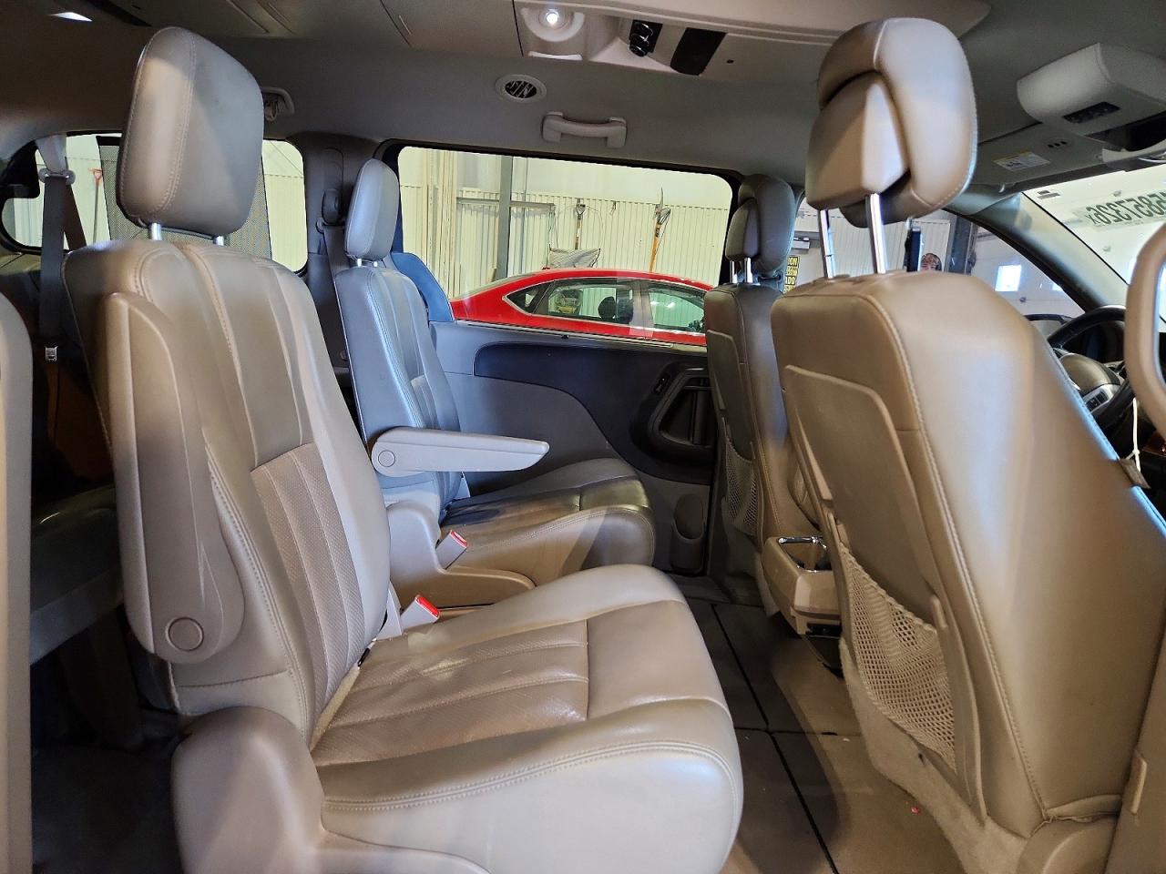 2011 CHRYSLER TOWN & COUNTRY TOURING L photo 21