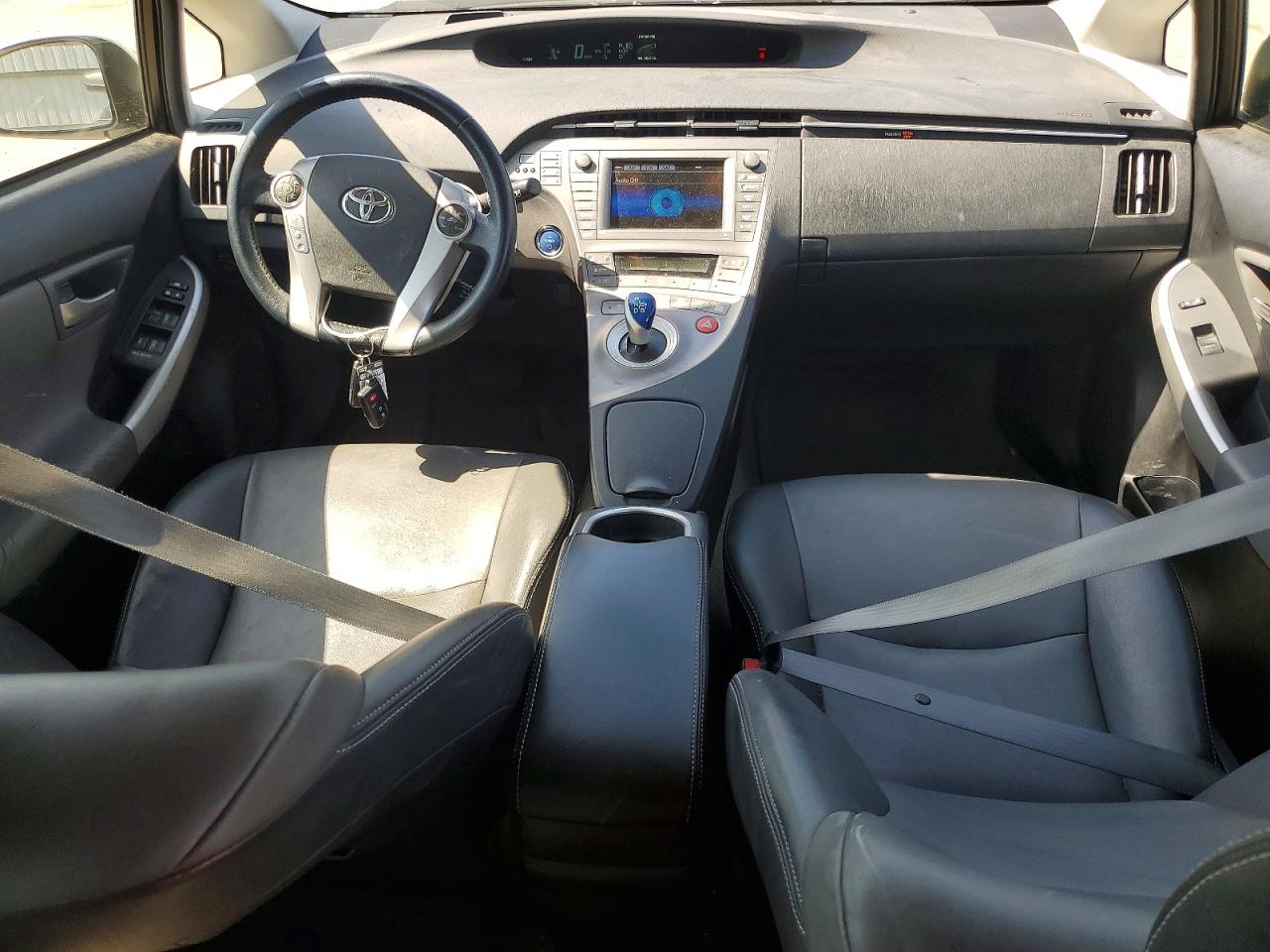 2015 TOYOTA PRIUS FOUR photo 8