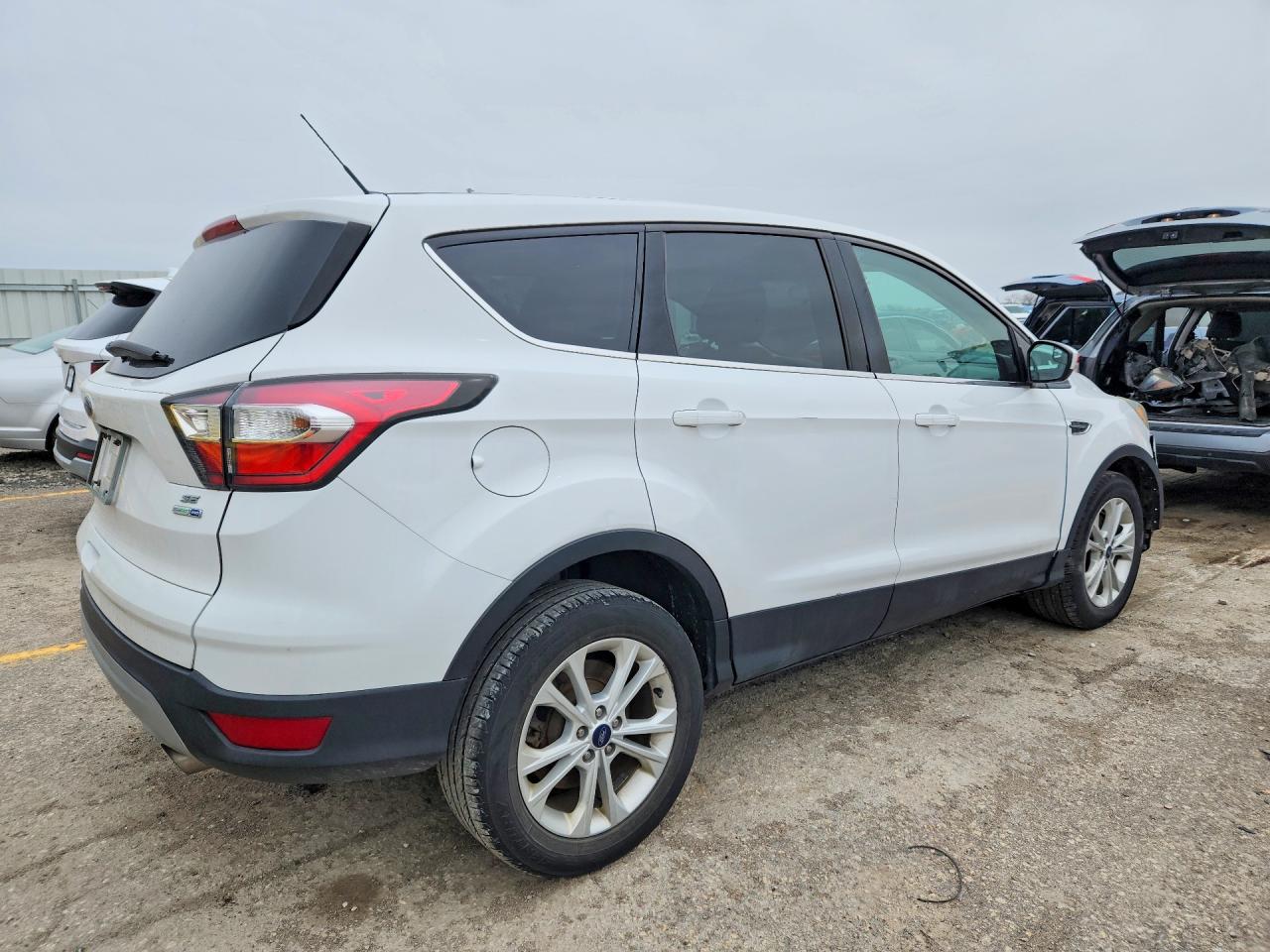 2017 FORD ESCAPE SE photo 3